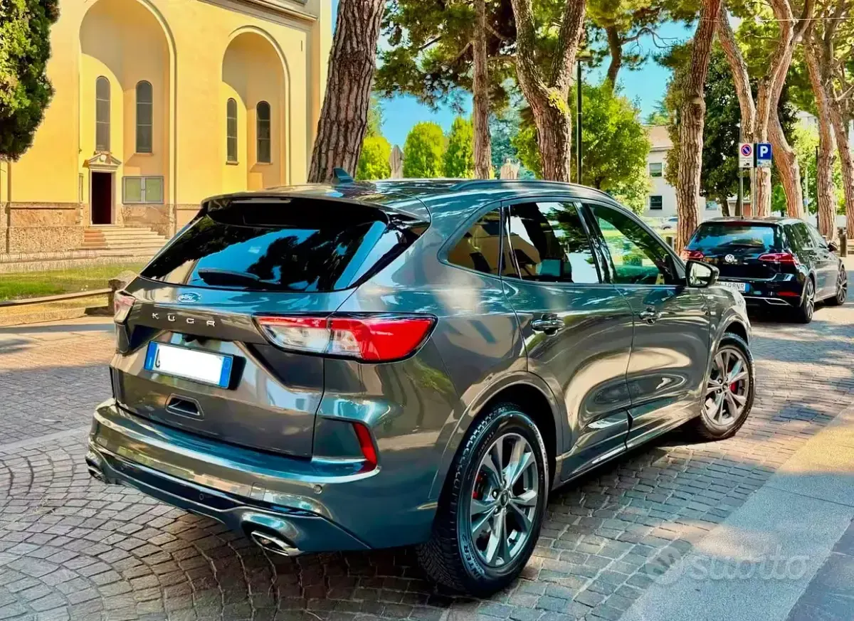 Usata Ford Kuga ST-Line 120 CV (88 kW) 2022 Grigio SUV