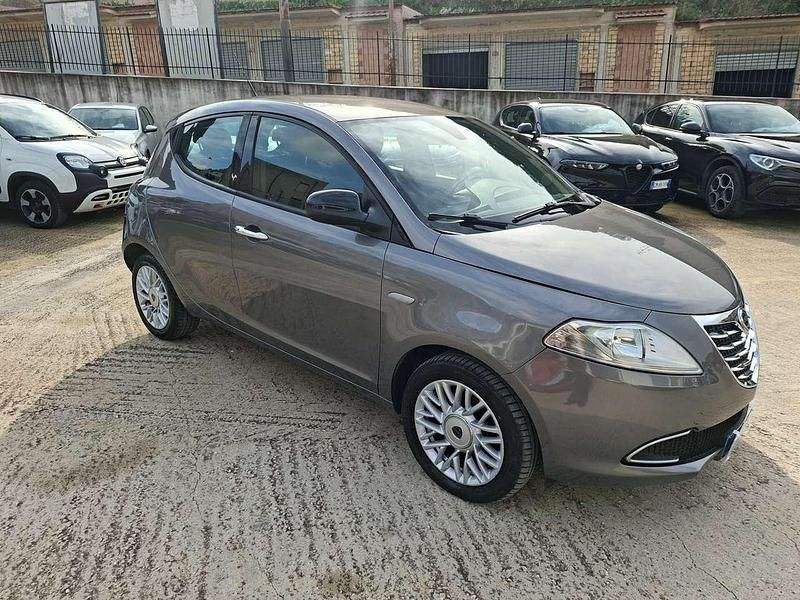 Usata Lancia Ypsilon Gold 95 CV (69 kW) 2015 Grigio Utilitaria