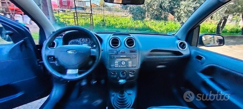 Usata Ford Fiesta 96 CV (70 kW) 2008 Grigio Berlina