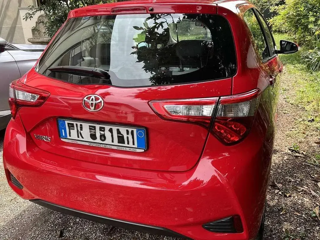 Usata Toyota Yaris Active 69 CV (50 kW) 2017 Rosso Berlina