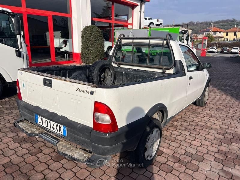 Usata Fiat Strada 80 CV (58 kW) 2005 Bianco Pick-up