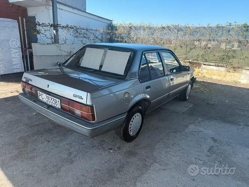 Usata Opel Ascona 75 CV (55 kW) 1988 Grigio Berlina