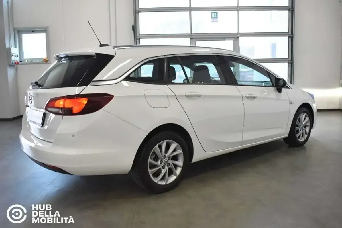 Usata Opel Astra Business 122 CV (89 kW) 2022 Bianco Utilitaria