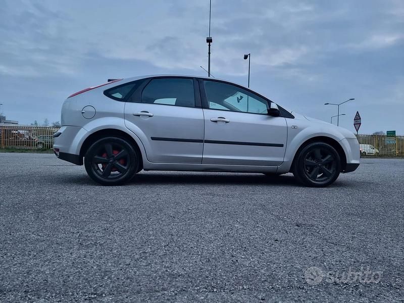 Usata Ford Focus 115 CV (84 kW) 2005 Grigio Berlina