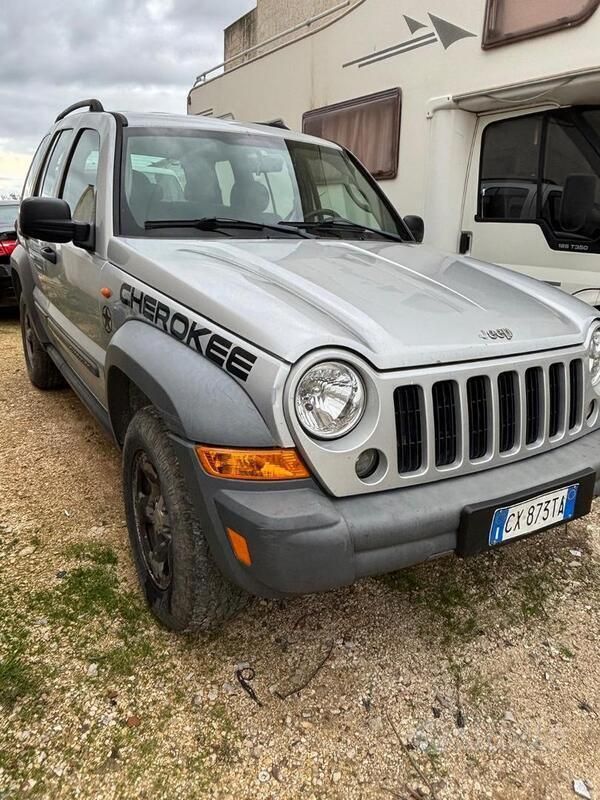 Usata Jeep Cherokee 163 CV (119 kW) 2005 Grigio SUV