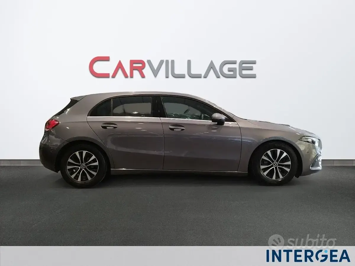 Usata Mercedes A180 Business 116 CV (85 kW) 2019 Grigio Berlina