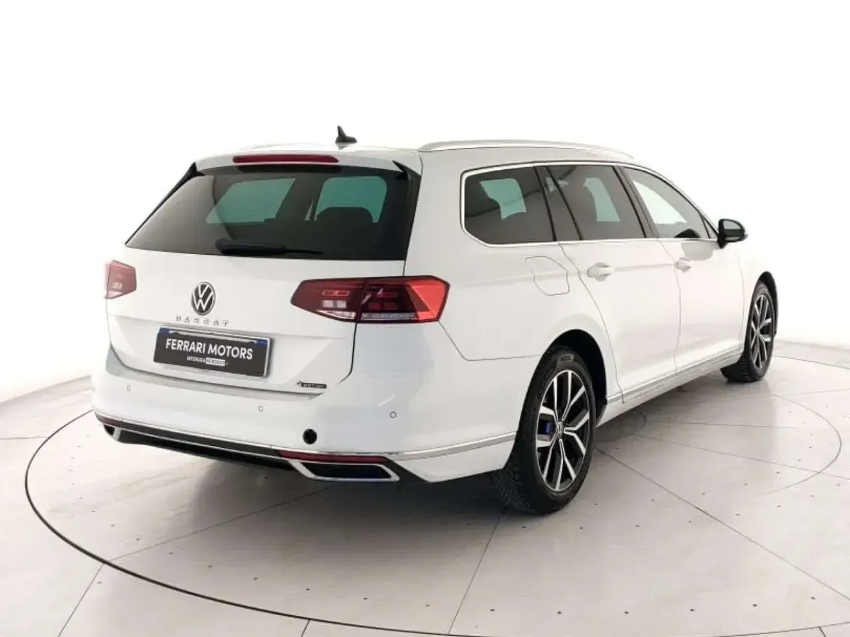 Usata VW Passat Executive 200 CV (147 kW) 2022 Bianco Station wagon