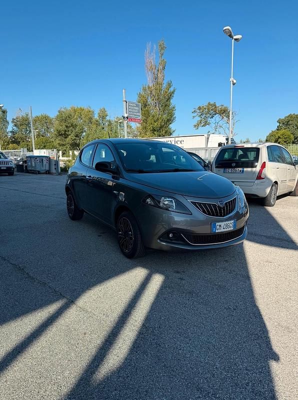 Usata Lancia Ypsilon Gold 70 CV (51 kW) 2023 Grigio Utilitaria