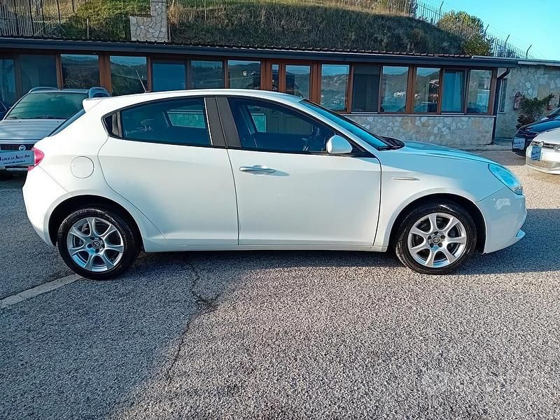 Usata Alfa Romeo Giulietta Distinctive 105 CV (77 kW) 2012 Bianco Utilitaria