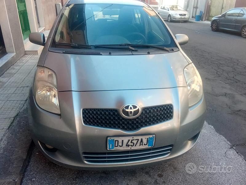 Usata Toyota Yaris 90 CV (66 kW) 2007 Grigio Utilitaria