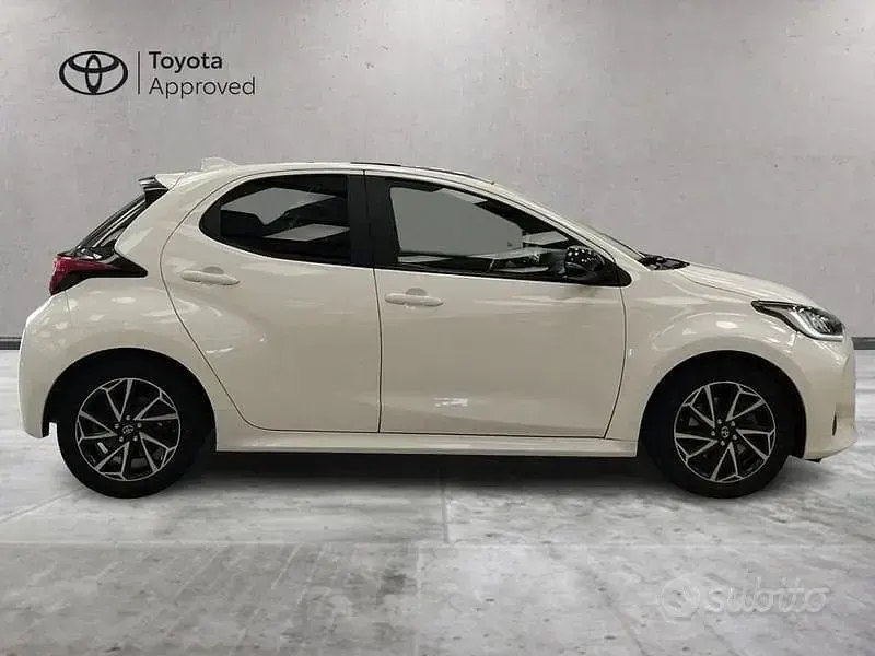 Usata Toyota Yaris Hybrid Lounge 116 CV (85 kW) 2022 Bianco Berlina