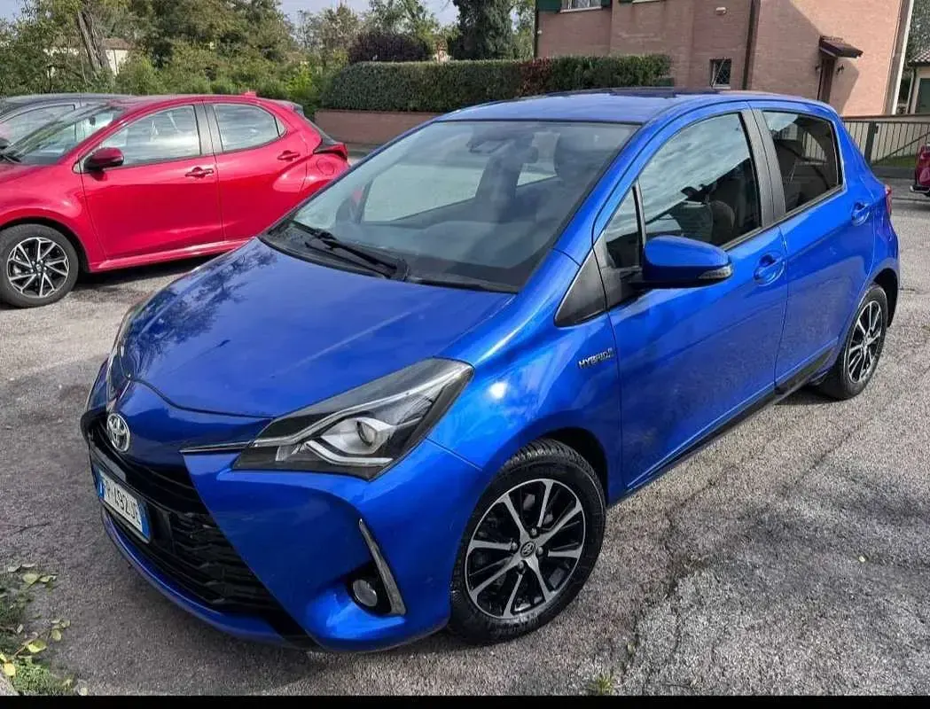 Usata Toyota Yaris Hybrid Active 73 CV (53 kW) 2018 Blu/azzurro Berlina