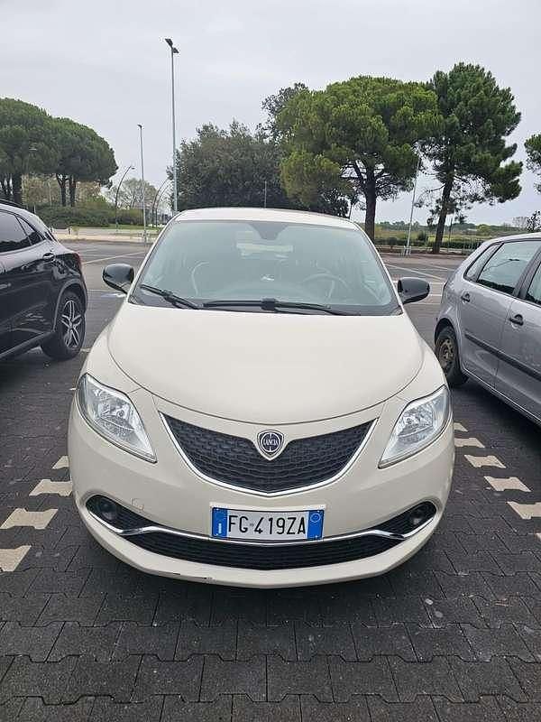 Usata Lancia Ypsilon Gold 69 CV (50 kW) 2017 Utilitaria