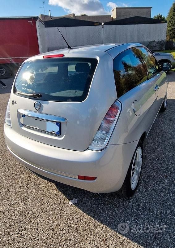 Usata Lancia Ypsilon 69 CV (50 kW) 2011 Grigio Utilitaria