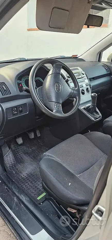 Usata Toyota Corolla Verso 116 CV (85 kW) 2005 Grigio Monovolume