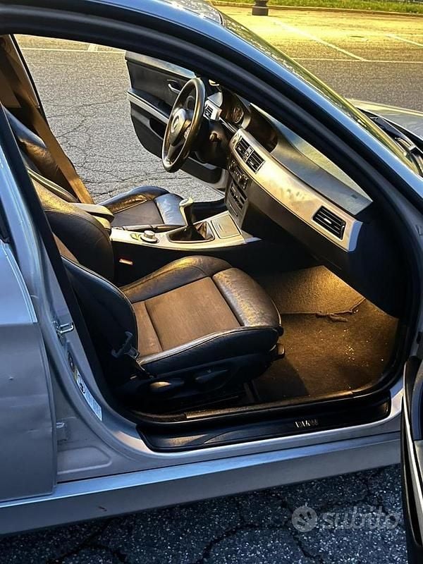 Begagnad BMW 320 163 HK (119 kW) 2005 Grå Sedan