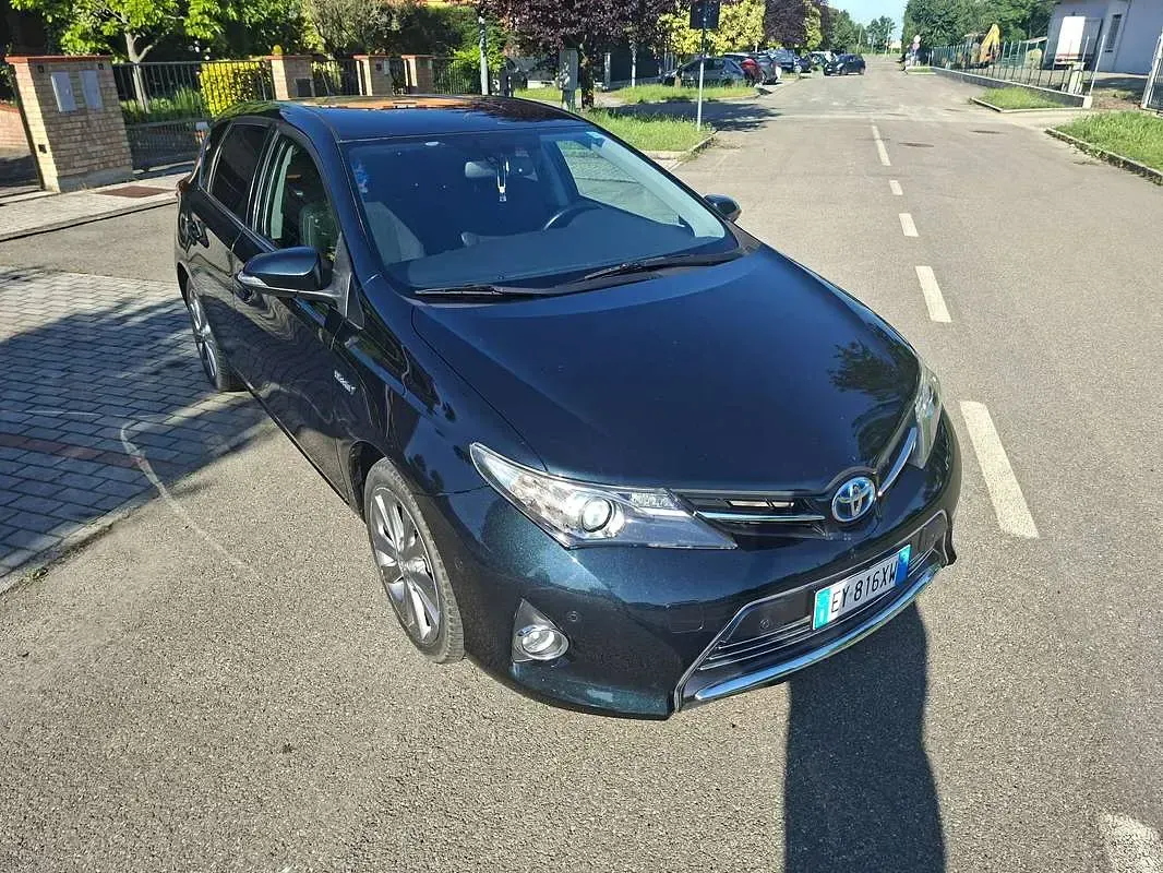 Usata Toyota Auris Hybrid Lounge 99 CV (72 kW) 2015 Blu/azzurro Berlina