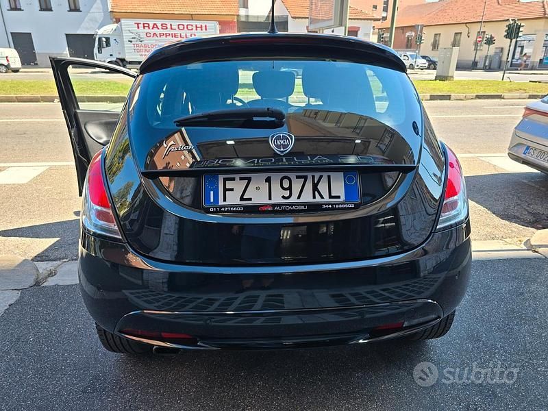 Usata Lancia Ypsilon Gold 69 CV (50 kW) 2019 Black met. Utilitaria