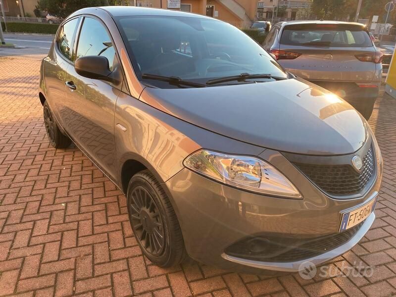 Usata Lancia Ypsilon 69 CV (50 kW) 2019 Grigio Utilitaria