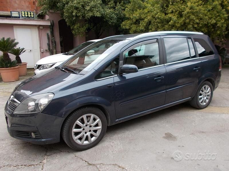 Usata Opel Zafira Cosmo 120 CV (88 kW) 2007 Grigio Monovolume