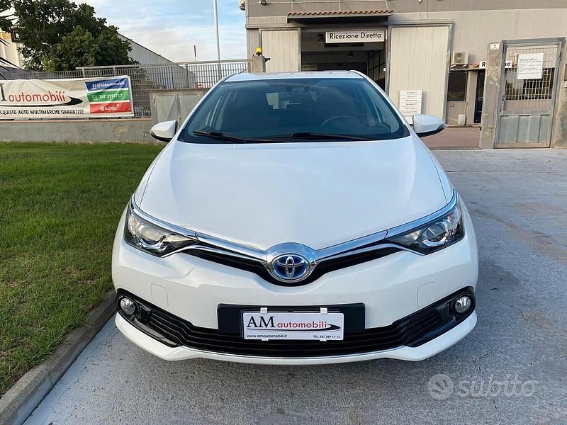 Usata Toyota Auris Hybrid Lounge 136 CV (100 kW) 2017 Bianco Berlina