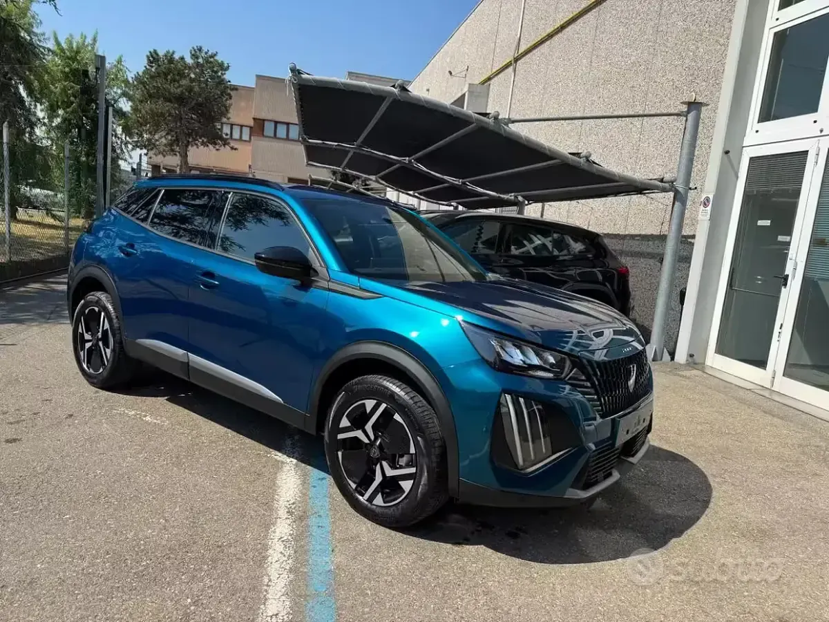 Usata Peugeot 2008 Allure 136 CV (100 kW) 2025 Blu metallizzato SUV