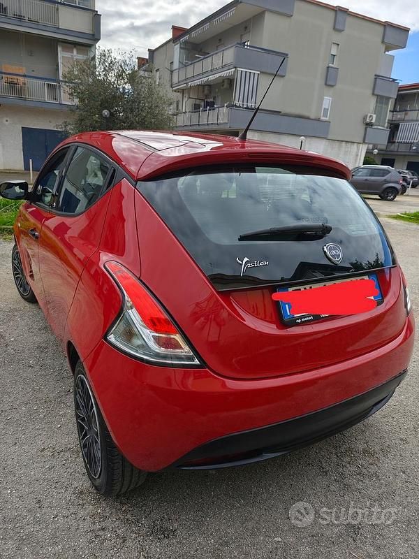 Usata Lancia Ypsilon 69 CV (50 kW) 2019 Rosso Utilitaria