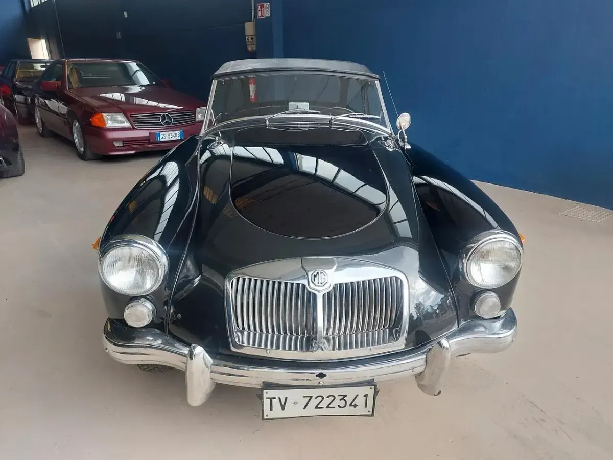Usata MG 1600 78 CV (57 kW) 2025 Nero Cabrio