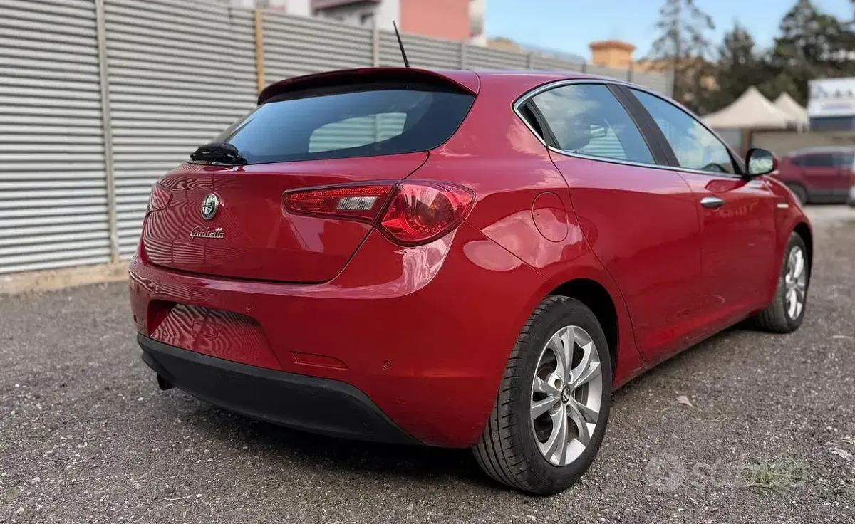 Usata Alfa Romeo Giulietta 120 CV (88 kW) 2012 Rosso Utilitaria