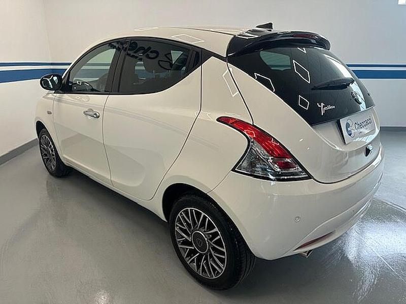 Usata Lancia Ypsilon Gold 69 CV (50 kW) 2024 Bianco Utilitaria
