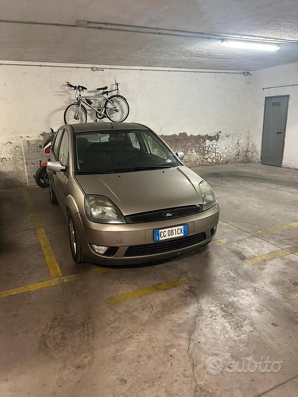 Usata 2003 Ford Fiesta Tre volumi | 2300 € (Cara) - Immagine 1/4