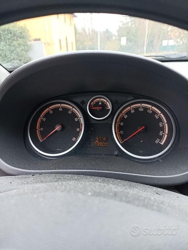 Usata Opel Corsa 85 CV (62 kW) 2010 Grigio Utilitaria