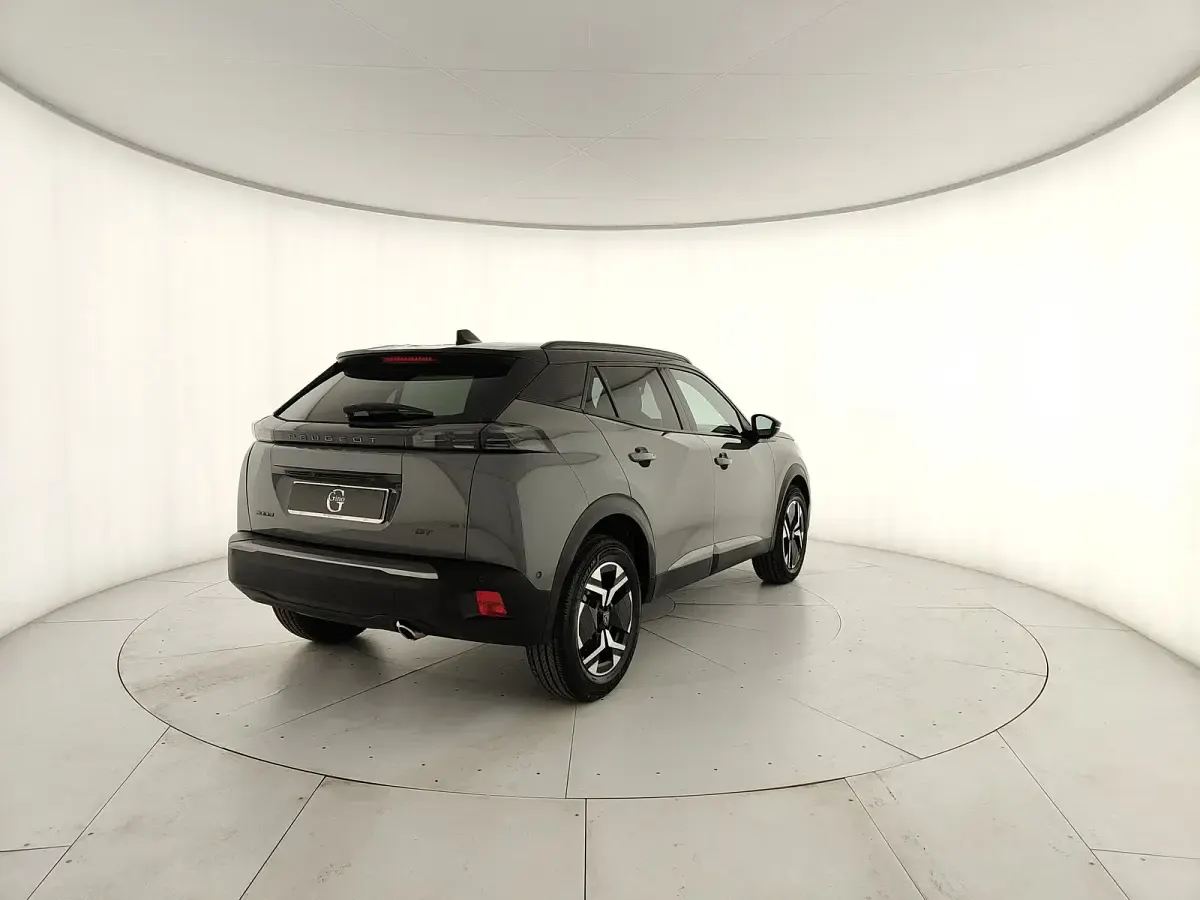 Usata Peugeot 2008 GT 131 CV (96 kW) 2024 Grigio scuro SUV