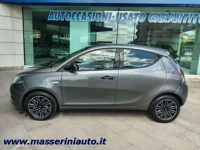 Begagnad Lancia Ypsilon 69 HK (50 kW) 2019 Grå