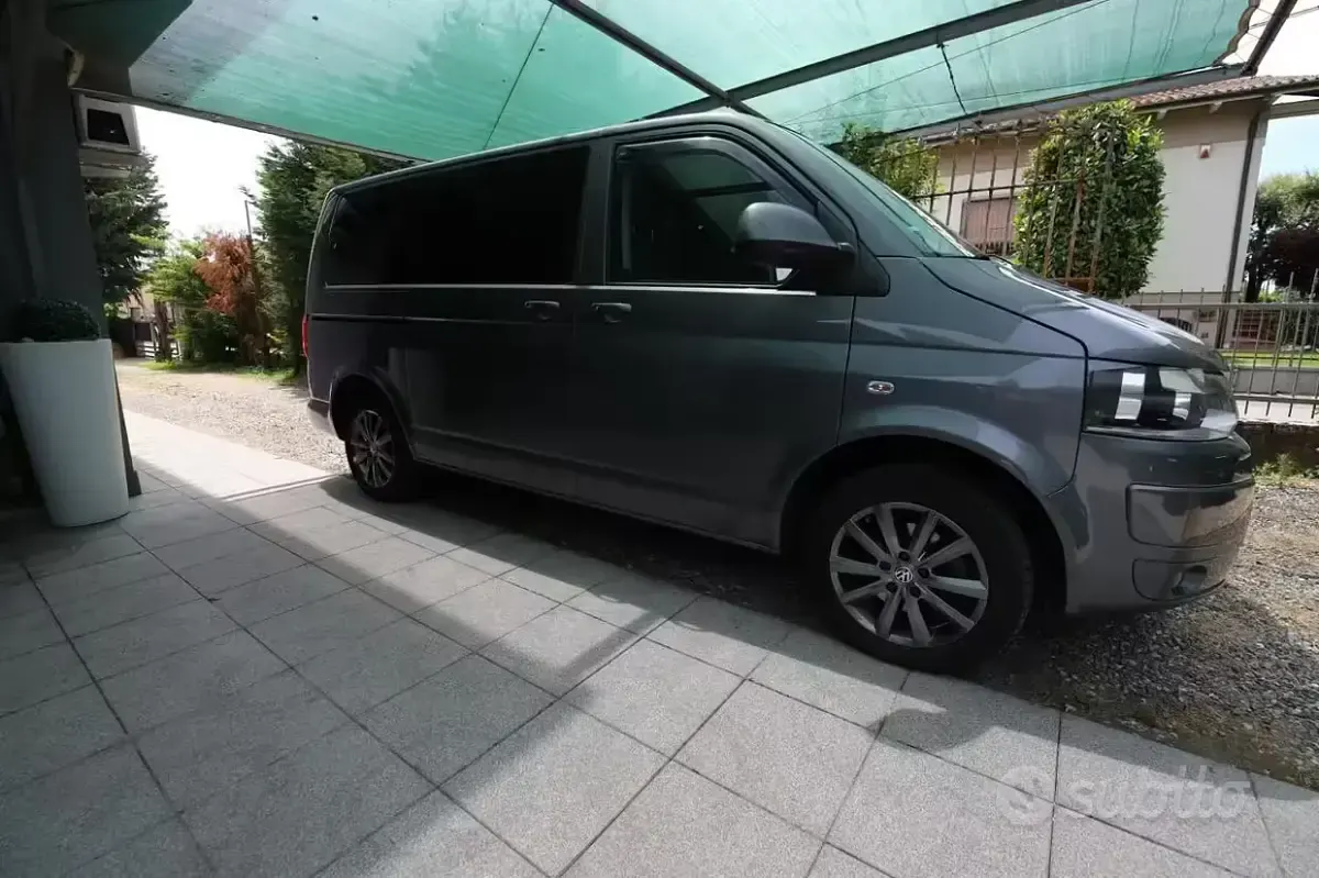 Usata VW Multivan 140 CV (102 kW) 2010 Grigio Monovolume