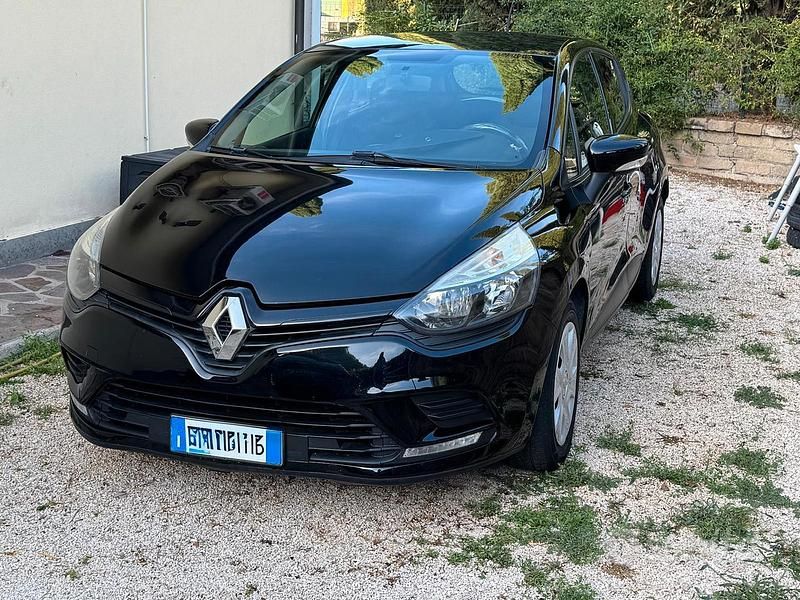 Nero Usata 2018 Renault Clio IV Due volumi | 7990 € (Ottimo prezzo) - Immagine 1/4