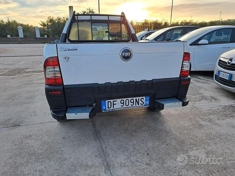 Usata Fiat Strada 86 CV (63 kW) 2007 Bianco Pick-up