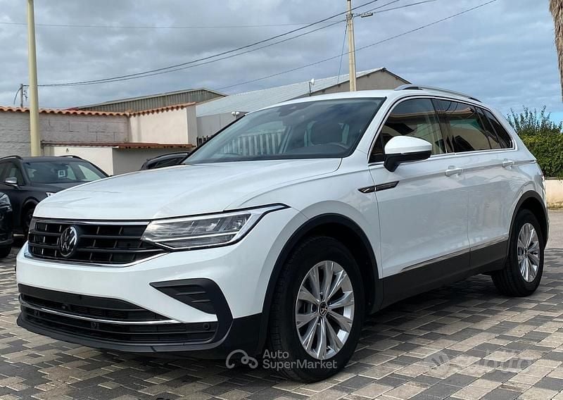 Bianco Usata 2024 VW Tiguan Life SUV | 31.900 € (Buon prezzo) - Immagine 1/4