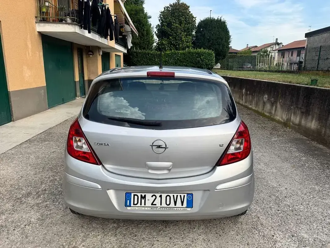 Usata Opel Corsa Enjoy 80 CV (58 kW) 2007 Argento Utilitaria