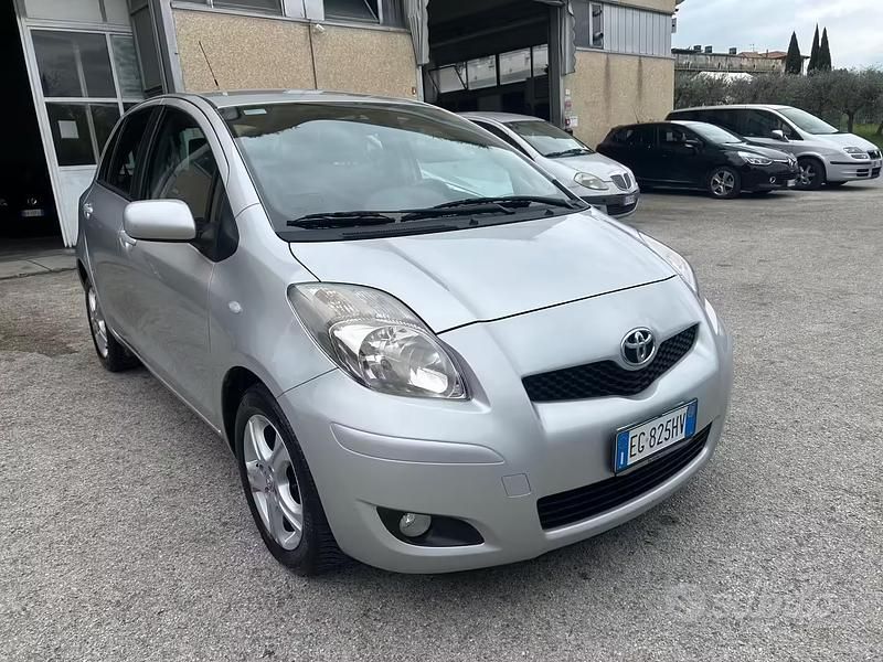 Usata Toyota Yaris Sol 90 CV (66 kW) 2011 Grigio Utilitaria