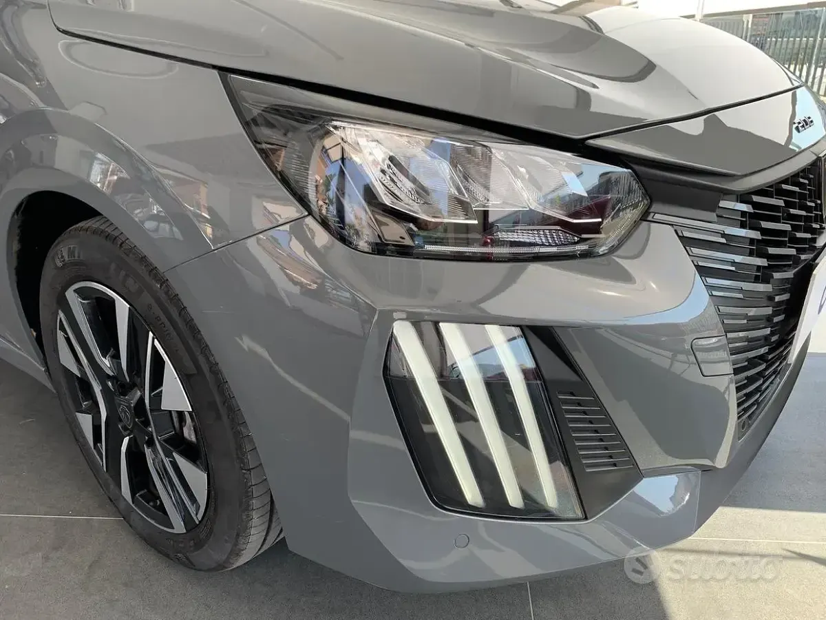 Usata Peugeot 208 Allure 101 CV (74 kW) 2025 Utilitaria