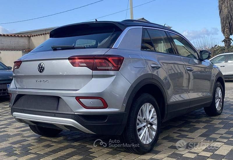 Usata VW T-Roc Life 116 CV (85 kW) 2023 Nero SUV