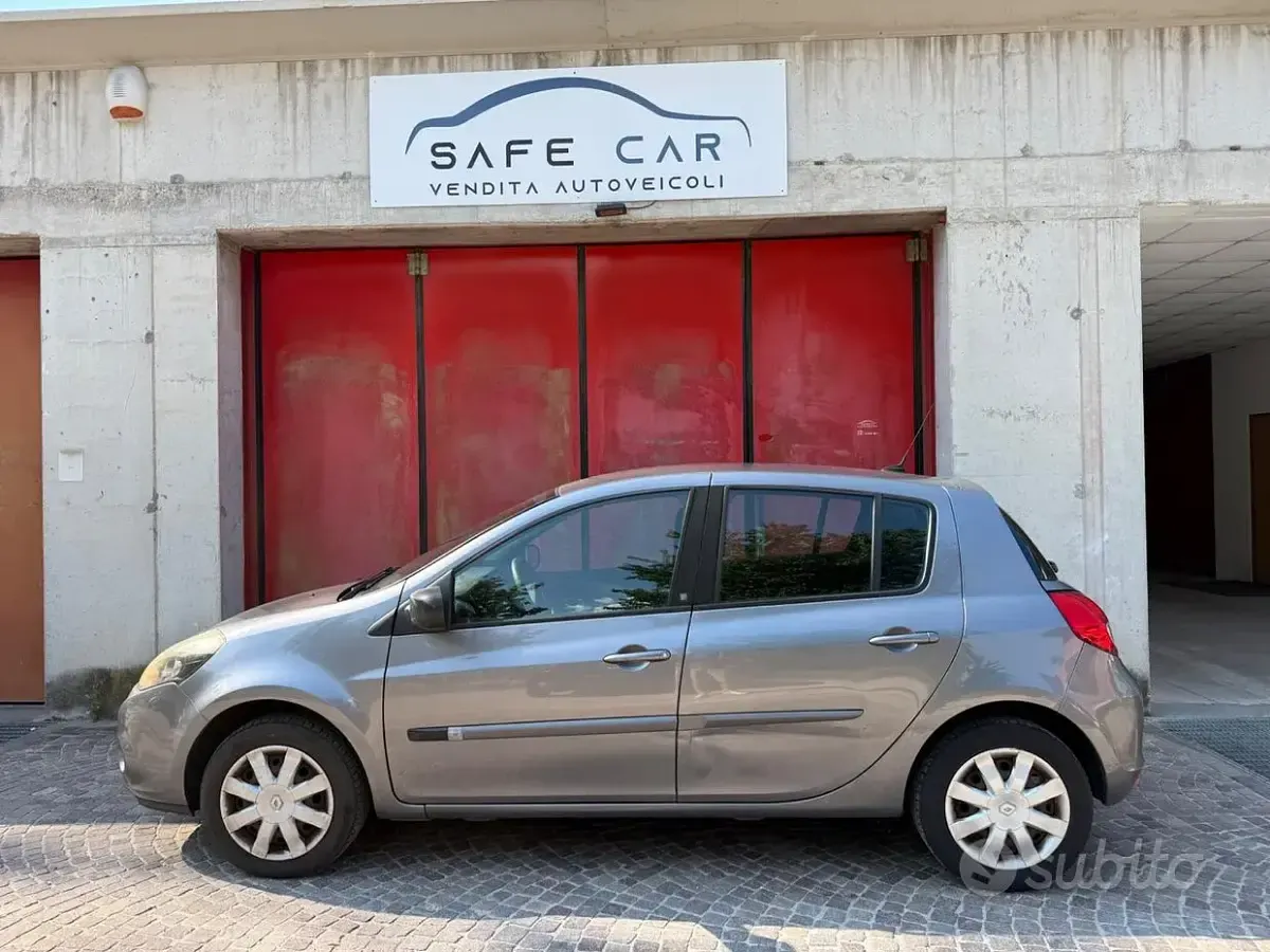Usata Renault Clio Luxe 103 CV (75 kW) 2011 Grigio Utilitaria
