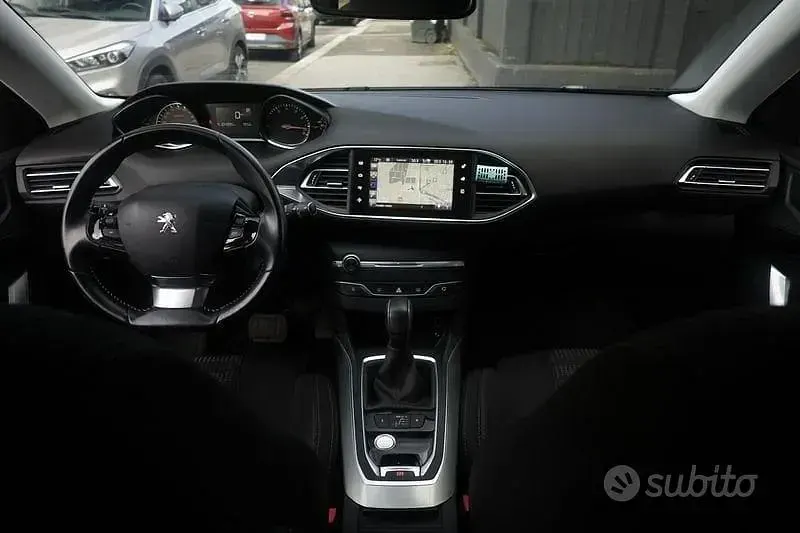 Usado Peugeot 308 Allure 131 CV (96 kW) 2016 Plateado Familiar