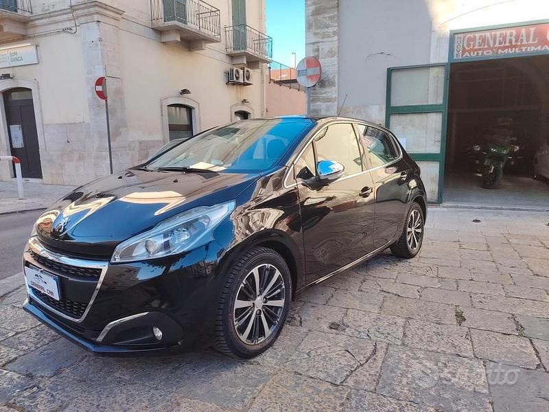 Nero Usata 2017 Peugeot 208 Allure Due volumi | 7990 € (Buon prezzo) - Immagine 1/4
