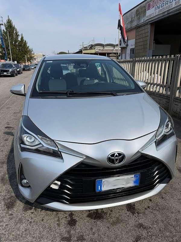 Usata Toyota Yaris 65 CV (47 kW) 2018 Argento Utilitaria