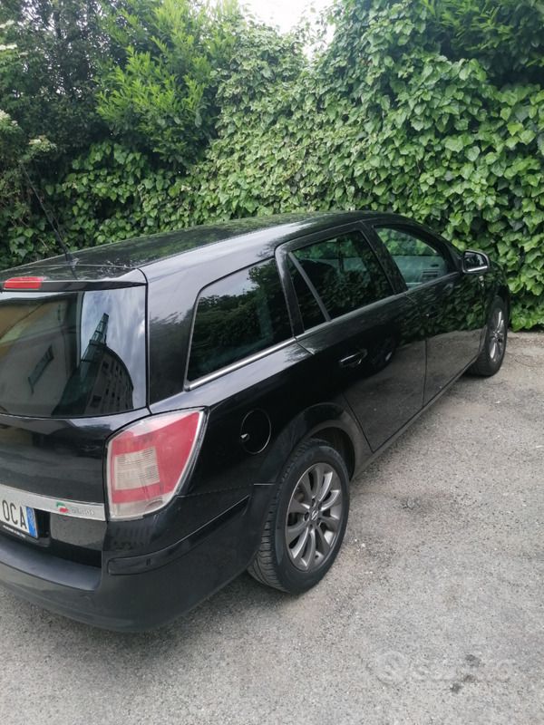 Usata Opel Astra 101 CV (74 kW) 2010 Nero Station wagon