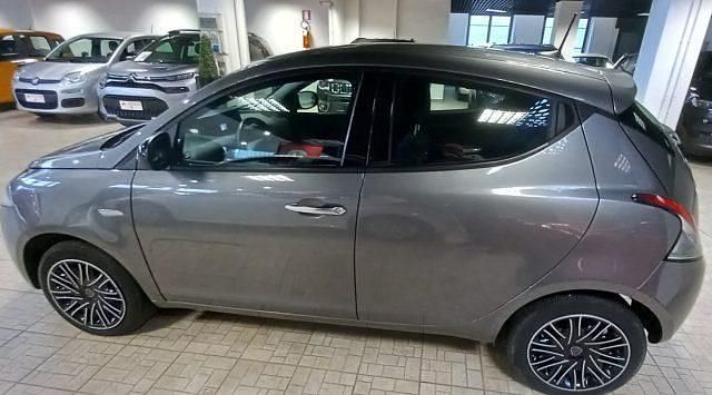 Usata Lancia Ypsilon Gold 69 CV (50 kW) 2022 Grigio Utilitaria