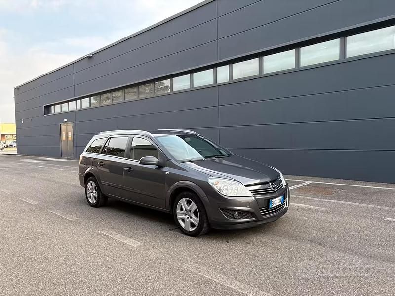 Usata Opel Astra 115 CV (84 kW) 2010 Grigio Station wagon