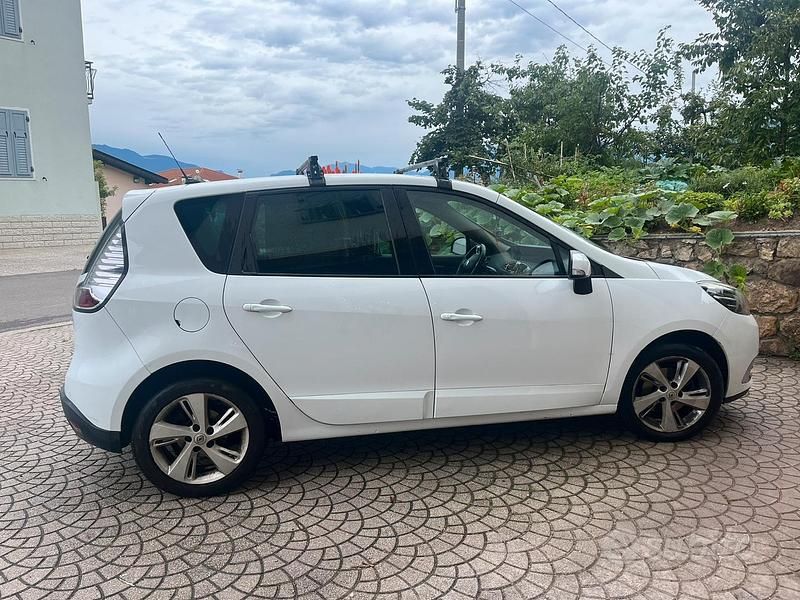 Bianco Usata 2014 Renault Scénic III Monovolume | 6000 € (Cara) - Immagine 1/4